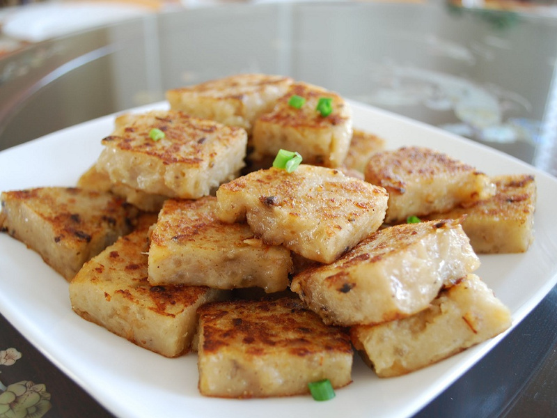 Law Bok Gow (Chinese steamed radish cake)