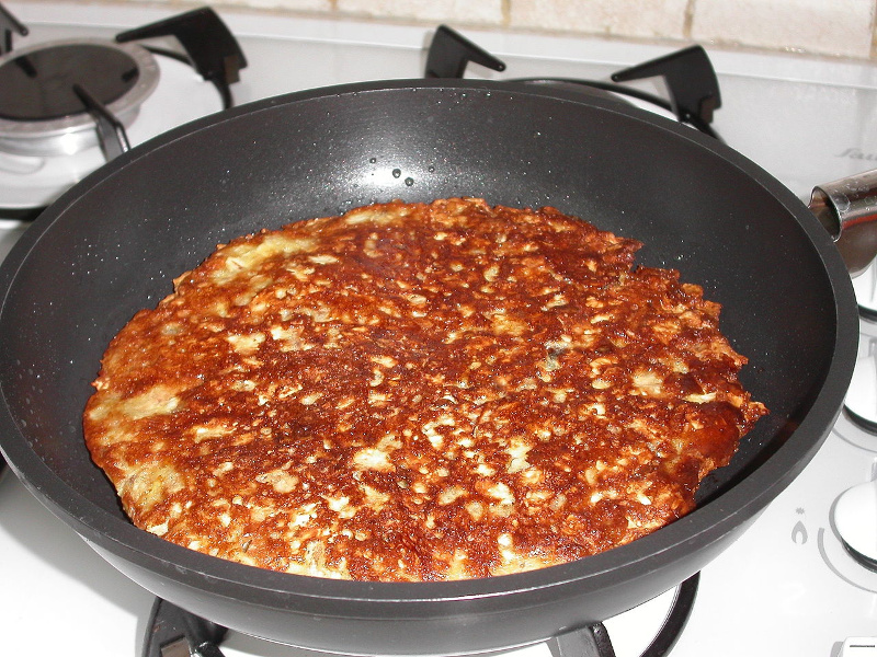 Pan of matzo brei