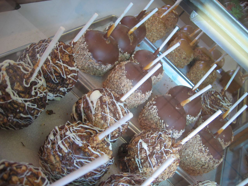 Caramel apples with tasty toppings