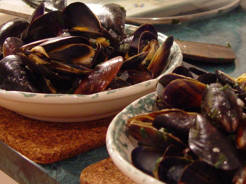 Moules Marinières (French mussels in white wine sauce)