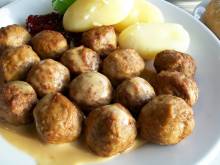 Köttbullar (Swedish meatballs with cream sauce)