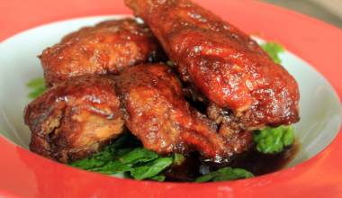 Buffalo Wings (American chicken wings in spicy sauce)