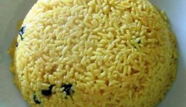 Geelrys (South African yellow rice with raisins)