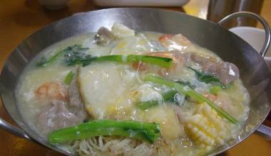Wat Tan Hor (Chinese shrimp chow fun with egg gravy)